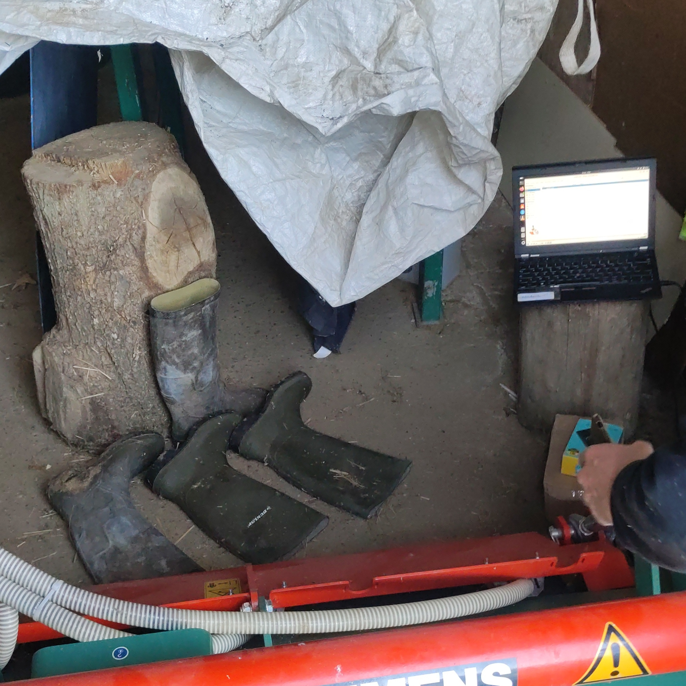 un poste de radio avec une montagne en fond